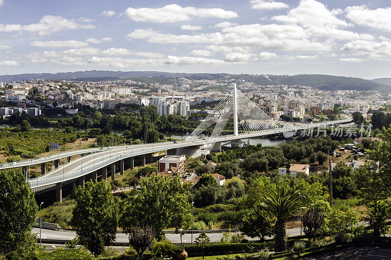 Vallei van rivier Mondego en Brug van De Regenha Santa Isabel van Ponte Rainha bij Coimbra，葡萄牙